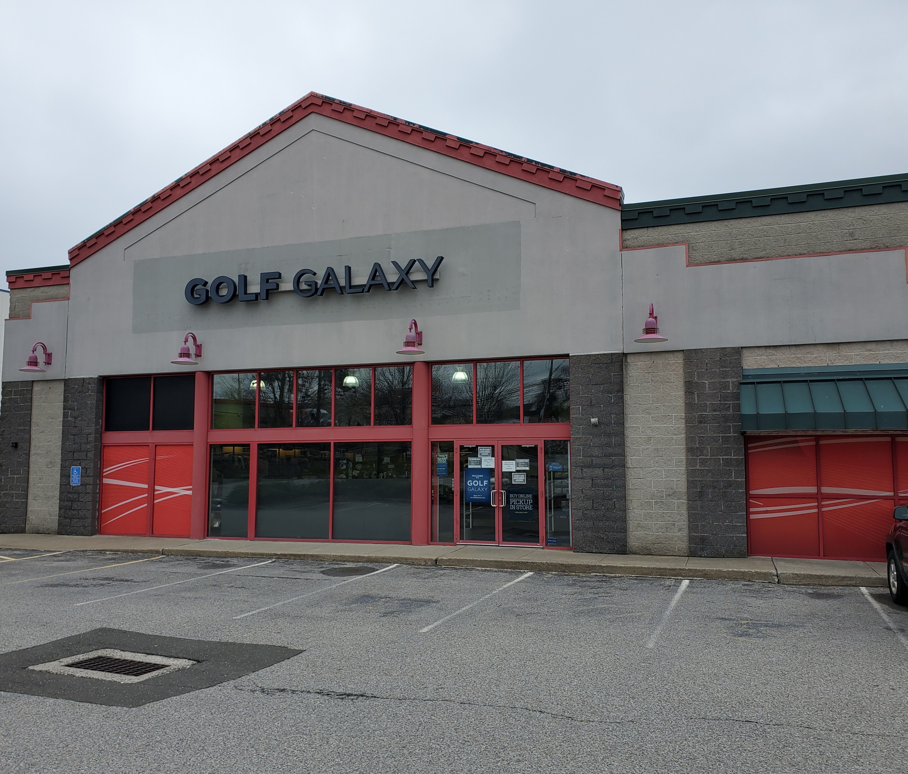 Storefront of Golf Galaxy store in Norwalk, CT
